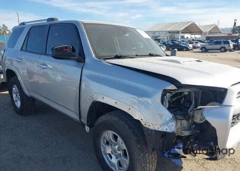 2021 Toyota 4Runner Sr5 z USA, uszkodzony, nr VIN JTEEU5JR7M5232605